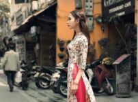 柄の入ったアオザイを着ているベトナム人女性